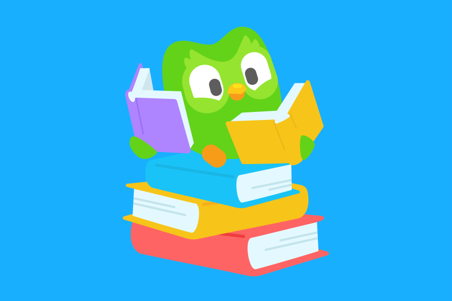 Ilustração do Duo sentado em uma pilha de livros. Ele está segurando dois livros abertos e lendo um deles.