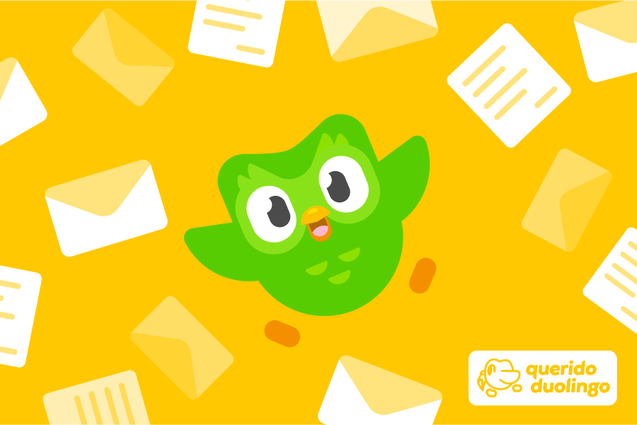 Ilustración de Duo, el búho, rodeado por sobres y cartas. En la esquina aparece el logo de Querido Duolingo