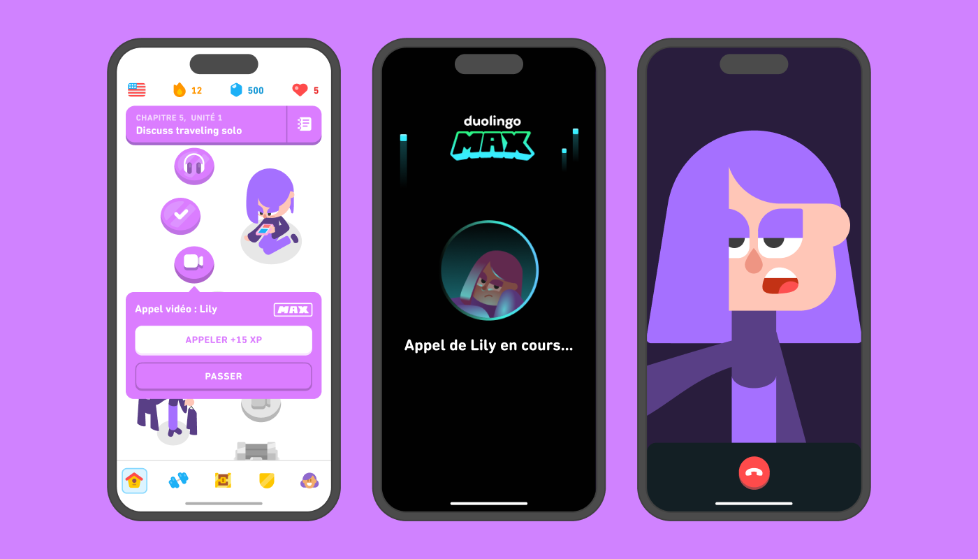 3 écrans d’iPhone. Le premier affiche le parcours Duolingo du cours d'anglais. L’utilisateur a appuyé sur une leçon représentée par une caméra vidéo. Il est indiqué « Appel vidéo : Lily », et le logo de Duolingo Max apparaît. Il a la possibilité d’appeler Lily. Les deux autres écrans montrent les Appels vidéo en action : l'écran du milieu montre la photo de profil de Lily et indique « Appel de Lily en cours… ». Sur le troisième écran, Lily apparaît en plein écran. Elle semble être au beau milieu d’une conversation avec l’utilisateur. On peut voir un bouton rouge en bas de l'écran pour que l'apprenant puisse « raccrocher ».