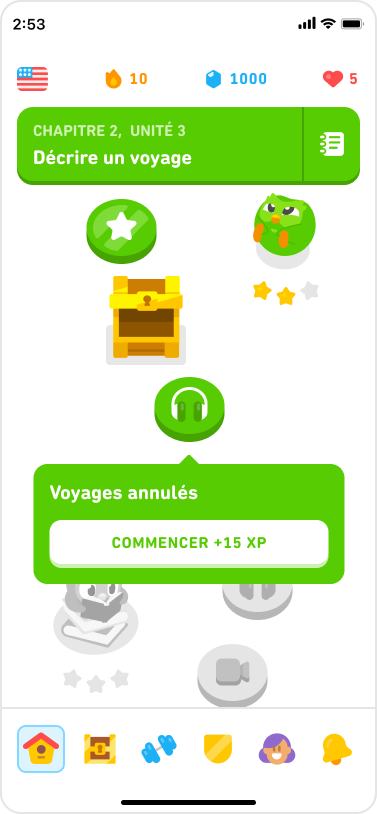 Capture d’écran de l’Unité 3 du Chapitre 2 du cours d’anglais. Un niveau représenté par une étoile est déjà terminé. Le prochain niveau, représenté par un casque audio, affiche le thème « Voyages annulés ». L’utilisateur peut appuyer sur « Commencer » pour commencer une leçon.