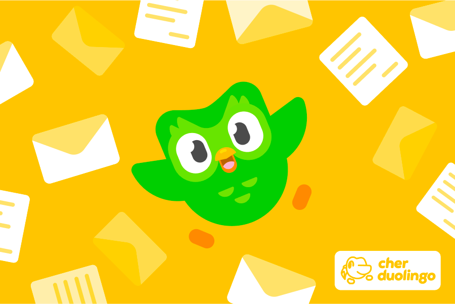 Illustration de Duo le hibou entouré d'enveloppes et de lettres affichant le logo « Cher Duolingo »